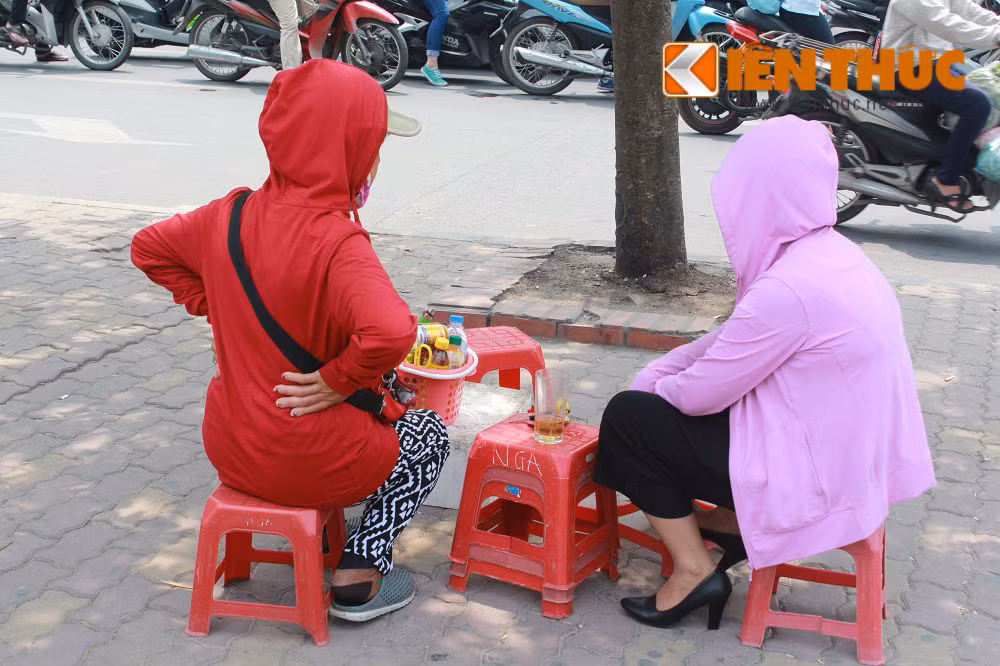 Thậm chí, nhiều người phải mặc áo chống nắng đeo khẩu trang dù đang ngồi dưới bóng râm.