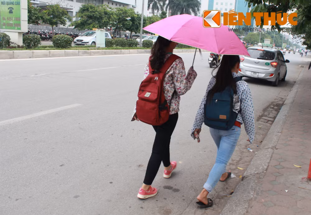 Các bạn trẻ đều phải dùng ô che nắng hoặc ăn vận kín mít để tránh né cái nắng nóng gay gắt. 
