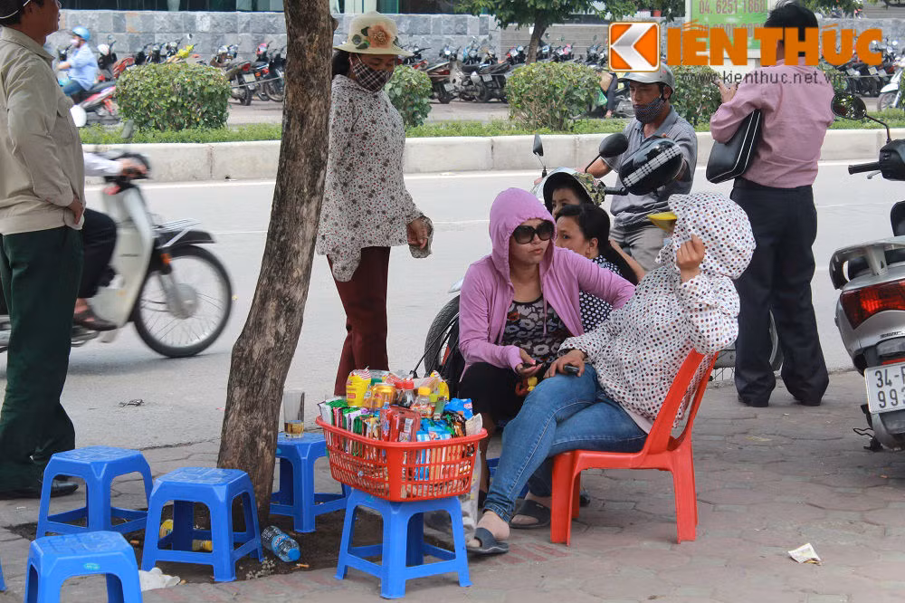 Dù chưa bước vào đợt cực điểm nắng nóng nhưng thời tiết nắng gắt trong ngày hôm nay khiến người dân mệt mỏi và khó chịu.