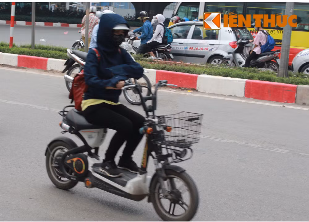 Đợt nắng nóng đầu mùa khiến người dân thủ đô mệt mỏi