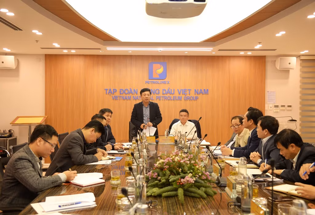 Petrolimex uoc doanh thu ca nam 123.600 ty dong, vuot muc tieu de ra