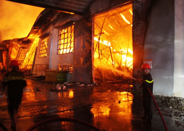 Phú Tài nói gì vụ cháy nhà xưởng rộng 6.000 m2? Phu Tai noi gi vu chay nha xuong rong 6.000 m2?