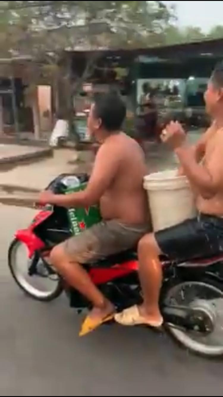 Thích "chơi nổi" 2 thanh niên vừa chạy xe vừa tắm nhận quả đắng Thich