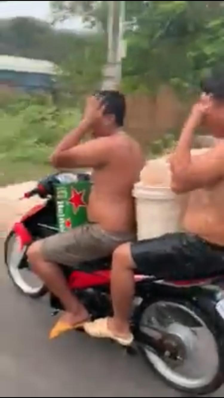 Thích "chơi nổi" 2 thanh niên vừa chạy xe vừa tắm nhận quả đắng - Hình 3 Thich