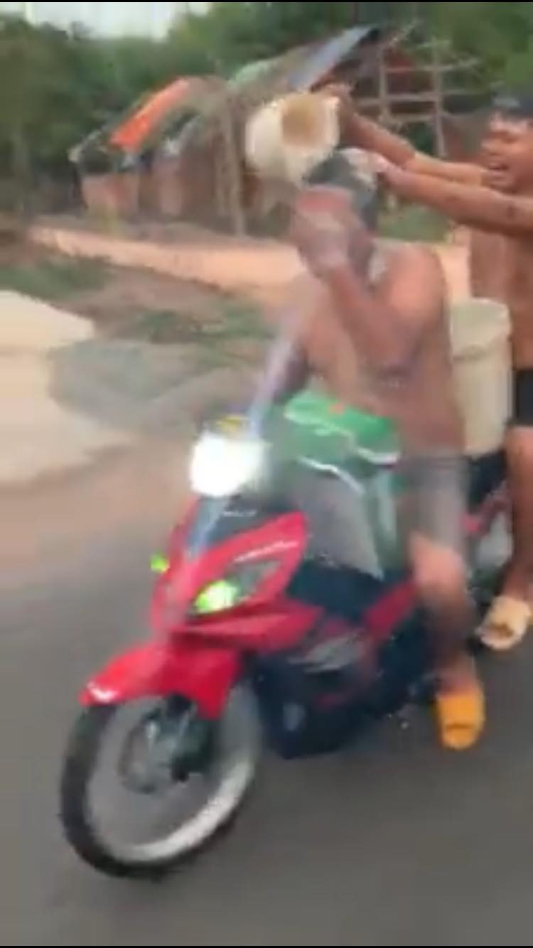 Thích "chơi nổi" 2 thanh niên vừa chạy xe vừa tắm nhận quả đắng - Hình 2 Thich