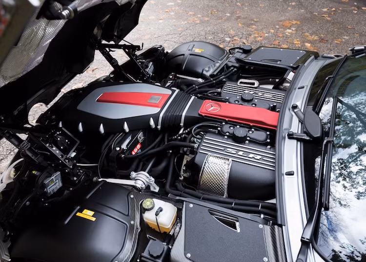 Tuy nhiên khác với 2 siêu xe còn lại với động cơ đặt giữa, SLR McLaren được trang bị động cơ V8 5.4l siêu nạp 626 PS/780 Nm đặt sau trục trước và được trang bị hộp số tự động 5 cấp. Thời gian tăng tốc từ 0-100 km/h của SLR McLaren chỉ là 3,8 giây, trong khi tốc độ tối đa mà chiếc xe đạt được là 334 km/h - vẫn "ngang ngửa" với nhiều siêu xe hiện nay.