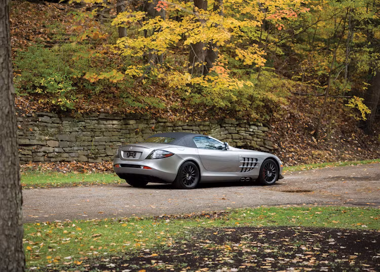 Khi ra mắt và cho tới tận bây giờ, SLR vẫn là một chiếc xe ấn tượng và thu hút người nhìn với kiểu dáng khí động học như một mũi tên hướng về phía trước. Tuy nhiên về mặt doanh số, SLR lại không phải là một sản phẩm thành công của Mercedes. Ban đầu hãng dự định sản xuất tổng cộng 3500 chiếc trong 7 năm (2003 - 2010) tuy nhiên cuối cùng, chỉ có 1400 chiếc được sản xuất.