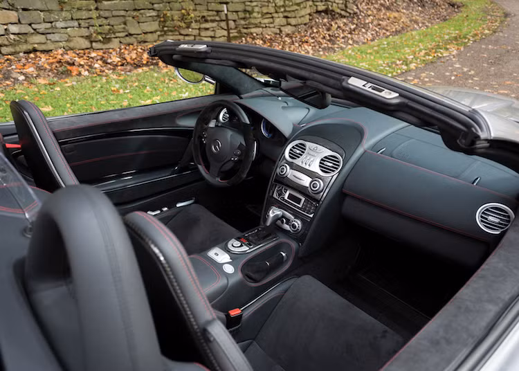 Không giống như Enzo Ferrari chỉ có phiên bản mui trần và Porsche Carrera GT chỉ có bản mui xếp dạng targa, Mercedes được bán dưới cả 2 kiểu thân xe là coupe hoặc mui xếp mềm 2 chỗ (Roadster). Cũng giống như 2 siêu xe còn lại, nội thất của SLR McLaren cũng được thiết kế đơn giản, hướng tới trải nghiệm lái.