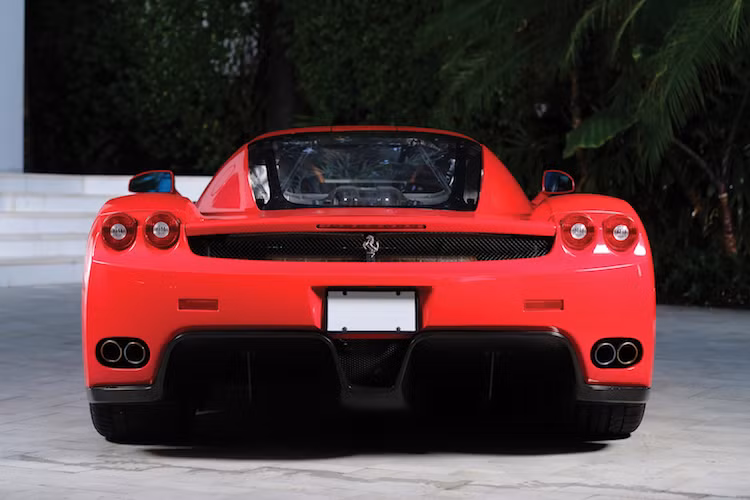 Khi mới ra mắt, siêu xe Enzo Ferrari được bán với giá niêm yết 660.000 USD nhưng hiện nay, mẫu siêu xe này luôn có giá bán trao tay lên tới con số ít nhất phải ở mức 2 triệu USD do có số lượng sản xuất chỉ 400 chiếc.