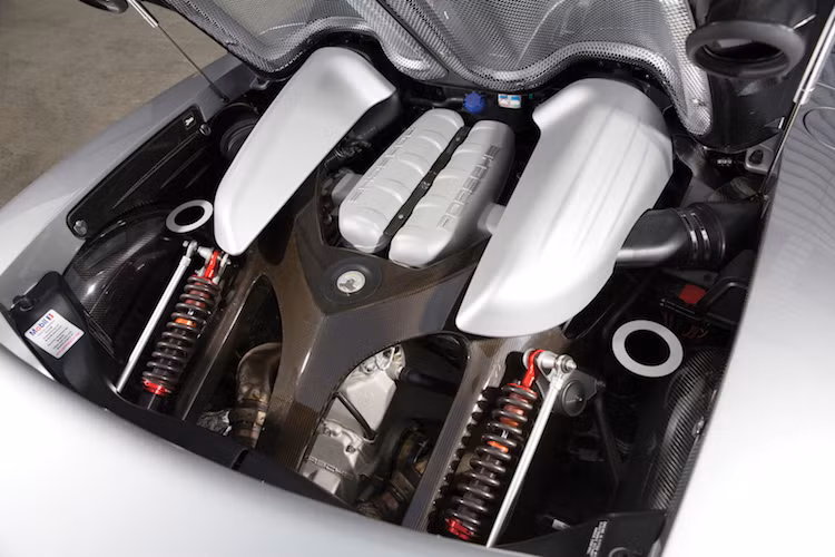 Nằm dưới khoang máy của Carrera GT là khối động cơ V10 5.7 lít nạp khí tự nhiên, có công suất tối đa 612 mã lực và mô-men xoắn cực đại 590 Nm. Kết hợp với hệ dẫn động cầu sau, chiếc xe chỉ mất 3,5 giây để tăng tốc từ 0-100 km/h và đạt tốc độ tối đa 330 km/h - những con số ấn tượng ngay cả ở ngày nay, và càng ấn tượng hơn khi Carrera GT được trang bị số sàn 6 cấp.