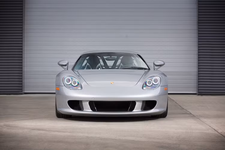 Năm 2000, đã có 2 chiếc Carrera GT bản thử nghiệm được Porsche chế tạo. Trong đó, một chiếc đã được tay lái thử của hãng là Walter Röhrl lái từ Champs-Élysées vào 6 giờ sáng ngày 28/9/2000 tới trưng bày tại triển lãm Paris. So với phiên bản sản xuất hàng loạt, chiếc xe thử nghiệm có rất nhiều chi tiết khác biệt.