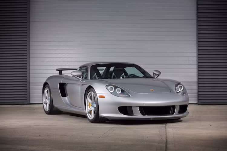 Được sản xuất trong khoảng từ 2004-2007, Porsche Carrera GT đã từng một thời là mẫu siêu xe mạnh mẽ nhất, đắt nhất của Porsche, trước khi chiếc 918 Spyder ngày nay xuất hiện. Việc phát triển chiếc xe đã được Porsche bắt đầu vào năm 1998, với phiên bản ý tưởng lần đầu tiên được ra mắt vào năm 2000.