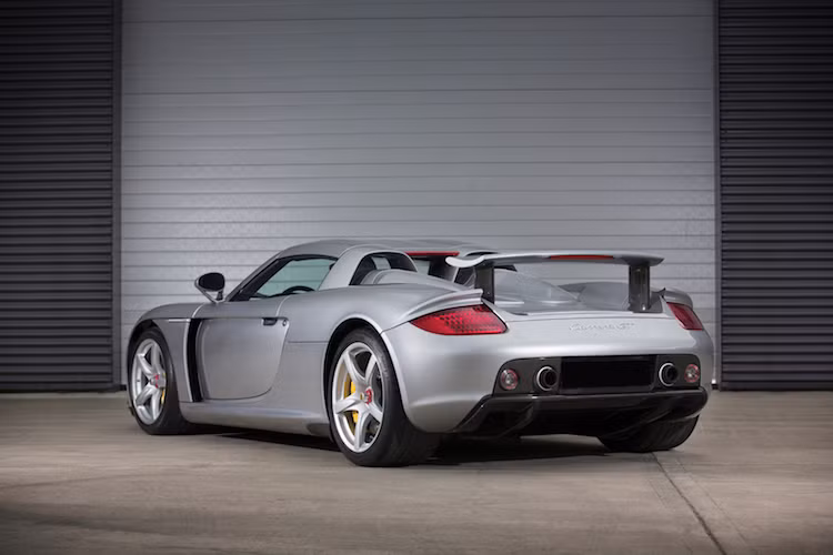 Vào năm 2003, phiên bản sản xuất hàng loạt của Carrera GT chính thức được ra mắt, trước khi bán ta vào năm 2004. Vốn nổi tiếng với những chiếc 911 với động cơ đặt sau, Carrera GT là một trong những siêu xe dân dụng hiếm hoi của hãng xe Porsche có động cơ đặt giữa - cách bố trí điển hình của những siêu xe hàng đầu Thế giới.