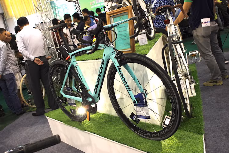 Có thể nói tại triển lãm xe đạp Vietnam Cycle 2016 - siêu xe đạp Bianchi Oltre XR4 Super Record EPS là "ngôi sao" nổi bật nhất. Đây là một mẫu xe đạp đua đường trường được sản xuất bởi thương hiệu xe đạp lâu đời nhất Thế giới tới từ Ý Bianchi, có lịch sử từ năm 1885.
