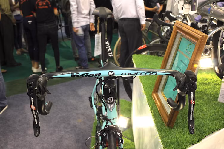 Dù là một chiếc xe đạp nhưng để hướng tới tốc độ tối đa trên đường on-road, Bianchi đã thiết kế Super Record EPS một cách tối ưu nhất có thể, tính tới cả các yếu tố khí động học nhỏ nhất. Điều này được thể hiện khá rõ wua ghi-đông dẹt Vision Metron 5D chống cản gió của xe.