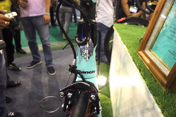 Thuộc dòng xe đua Oltre XR4, Super Record EPS là phiên bản cao cấp nhất, được chế tác với những công nghệ và vật liệu đỉnh cao. Trong dòng sản phẩm xe đua đường trường của Bianchi hiện tại, chỉ có một số mẫu xe thuộc dòng Specialissima có "đẳng cấp" cao hơn so với Oltre XR4 Super Record EPS.