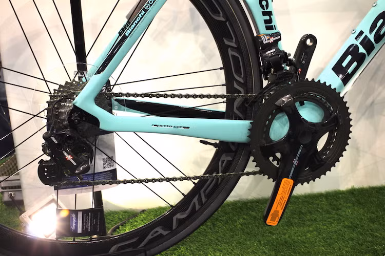 Bianchi Oltre XR4 Super Record EPS sử dụng hệ thống truyền động với 11 cấp líp sau và 2 cấp đĩa đạp, giúp người lái có thể chuyển qua lại mô-men xoắn của chiếc xe theo từng hoàn cảnh khác nhau. Hệ thống chuyển líp là loại Campagnolo Super Record EPS Ergopower.