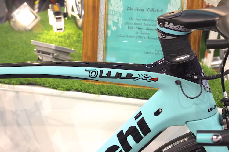 Ngay cả bộ khung của Oltre XR4 Super Record cũng đã được làm hoàn toàn từ sợi carbon. Đây cũng là chi tiết mang tính "quyết định" tới mức giá rất đắt của chiếc xe. Nhờ có khung bằng sợi carbon, Super Record EPS chỉ nặng khoảng 8 kg.