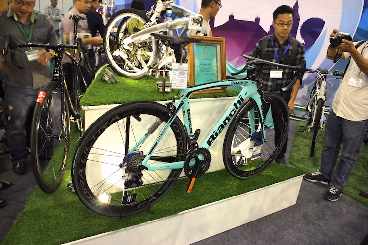 Hiện tại trên website chính thức của Bianchi Mỹ, phiên bản Oltre XR4 Super Record EPS đang có giá là 13.000 USD. Sau khi được nhập khẩu về Việt Nam và phân phối chính hãng bởi Velo Chic, chiếc xe hiện có giá bán lên tới 413,4 triệu đồng.