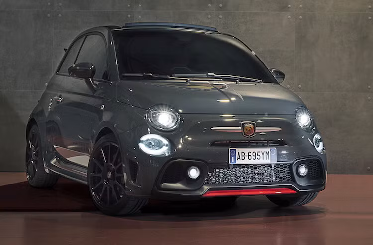 So với các phiên bản Abarth 500 bình thường khác, Abarth Tributo XSR còn có bộ mâm và bodykit thể thao đặc biệt. Trong khi đó ở phía sau, chiếc xe cũng được trang bị hệ thống xả Akrapovic và có logo XSR để khẳng định sự hợp tác giữa Abarth và Yamaha.