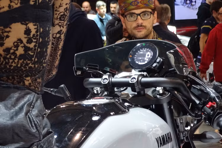 Giống như Ducati Scrambler, bảng đồng hồ của xe có hình tròn gọn gàng, nhưng được tích hợp đầy đủ các chức năng do sử dụng màn hình hiển thị LCD. Tuy nhiên khác với các dòng xe trên thị trường hiện nay, đồng hồ của xe có màu "ngược" với nền đen và chữ trắng. Vẫn sử dụng ghi-đông thay vì tay lái clip-on, nhưng ghi-đông của XSR900 Abarth đã được lắp ngược và bẻ gập xuống để tạo cho xe tư thế ngồi "núp gió" kiểu cafe racer.