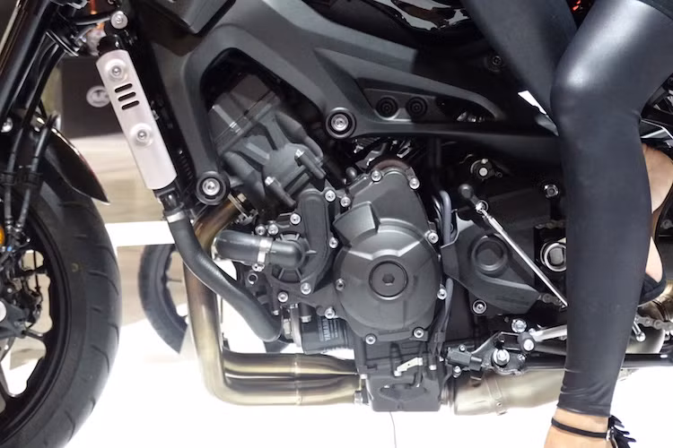 Bộ khung và động cơ của XSR900 Abarth, cũng như các phiên bản XSR900 khác hoàn toàn giống với chiếc naked bike MT-09 của hãng xe Yamaha. Khối máy 4 kỳ 3 xi-lanh của xe có dung tích thực 847 cc DOHC, cho công suất cực đại hơn 113 mã lực tại 10.000 rpm &amp; mô men xoắn 87,5 Nm tại 8.500 rpm.