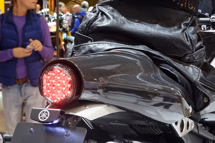 Vẫn sử dụng cụm đèn hậu LED 19 bóng như XSR900 thường nhưng bao quanh đèn hậu của xe là một tấm ốp yên solo bằng sợi carbon, khiến chiếc xe càng mang đậm phong cách cafe racer hơn.