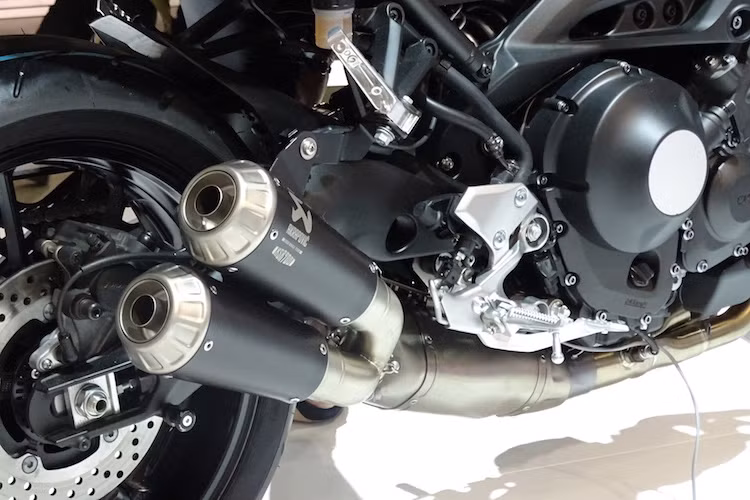 Một điểm khác biệt của XSR900 Abarth so với phiên bản thường đó là chiếc xe đã được trang bị hệ thống xả thể thao của hãng Akrapovic danh tiếng. Cây pô Akrapovic 2 nòng này có thiết kế khá giống chiếc sportbike Ducati 959 Panigale.