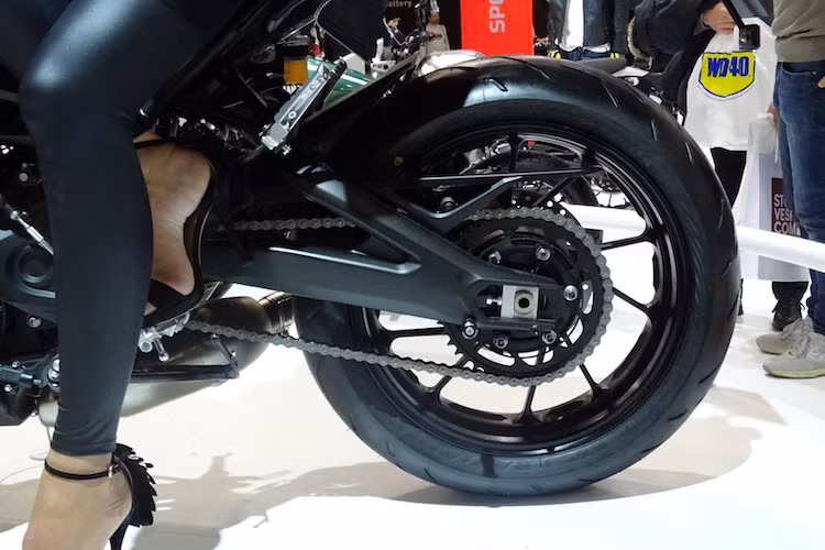 Ở phía sau, bộ mâm, hệ thống phanh và gắp sau của XSR900 Abarth cũng được thừa hường từ mẫu naked bike Yamaha MT-09. Xe có trọng lượng 196 kg và chiều cao yên khá lớn 830 mm.