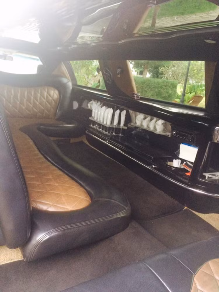 Chiếc limousine xuất hiện trong đám cưới này là dòng xe Lincoln Town Car được độ lại tại Mỹ, với độ dài 8,5 mét. Bên trong nội thất của xe được độ lại như một club hạng sang với quầy bar mini cùng salon bọc da và các dải đèn LED trang trí đầy màu sắc. Mẫu xe này thường được các công ty tổ chức sự kiện nhập về và cho thuê với giá khoảng 3,5 triệu đồng cho giờ đầu tiên.