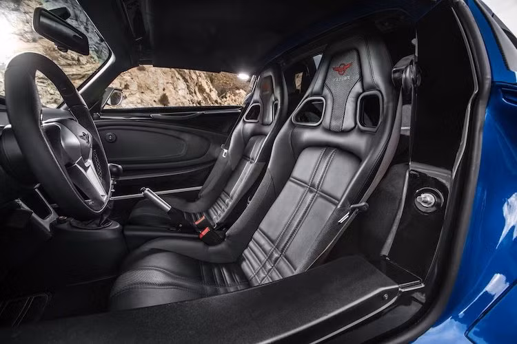 Trong khi nội thất của chiếc Beast đầu tiên được tối giản một cách tối đa tới nỗi các ghế ngồi của xe chỉ là những tấm carbon đúc khuôn thì trên Beast Alpha, Rezvani đã chú trọng hơn tới sự sang trọng với cặp ghế thể thao nhưng vẫn có đệm lót. Toàn bộ cabin của xe đã được bọc trong alcantara và da cao cấp.