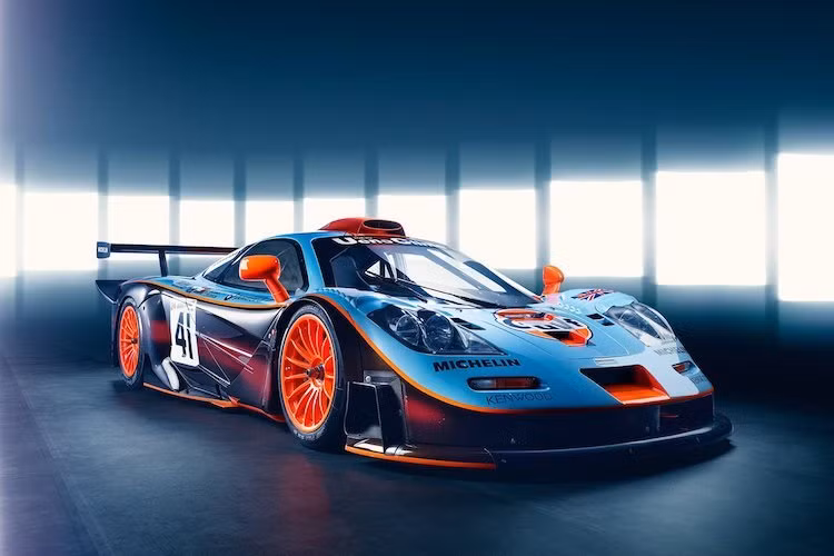 Dựa trên "quái vật" McLaren F1 từng giữ ngôi "Xe nhanh nhất Thế giới" cho tới khi bị Bugatti Veyron đánh bại, McLaren F1 GTR là phiên bản xe đua có nhiều cải tiến. Mới đây, McLaren đã "show hàng" chiếc F1 GTR phiên bản đuôi dài Longtail với số chassis 20R, từng về nhì trong giải đua Le Mans 24h năm 1997.