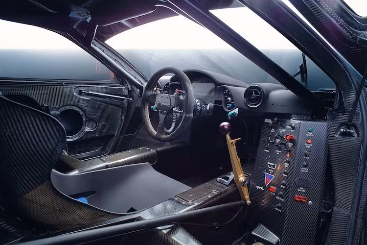 Tất cả các chi tiết tiện nghi trên F1 thường đã bị loại bỏ trên F1 GTR, khiến nội thất chỉ còn "trơ" lại dàn khung thép cùng một phần chassis carbon. Vị trí lái ở chính giữa xe là điểm độc đáo của dòng F1, nhưng F1 GTR đã không còn 2 ghế hành khách ở hai bên người lái. Cần số và bảng điều khiển của xe được đặt ở phía bên phải của tay đua.