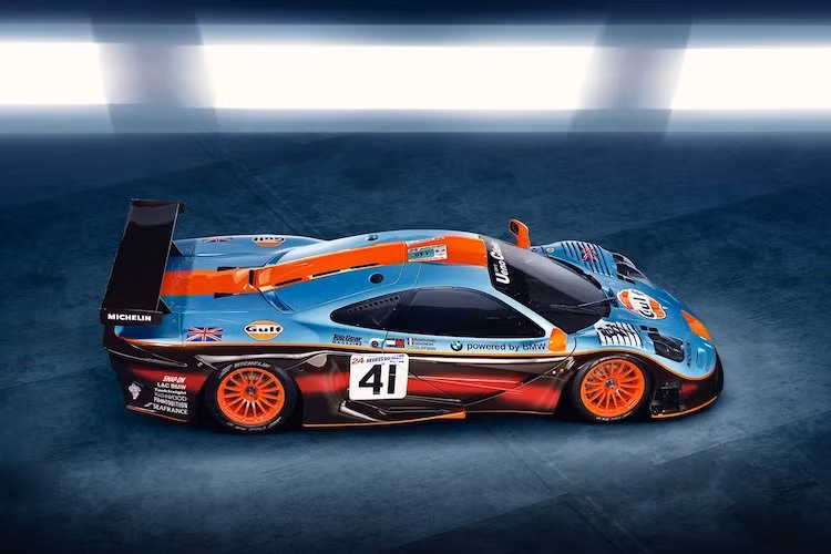 Do có phần đuôi dài hơn bản gốc nên F1 GTR bản đua thường được biết tới với cái tên "Longtail" (đuôi dài). Bộ mâm magie 5 cánh kép bằng magie của F1 gốc được thay bằng loại mâm nan, khiến chiếc xe trông hấp dẫn hơn. F1 GTR vẫn giữ lại thiết kế cửa lật mở đầy đẳng cấp của F1. Tuy nhiên các cửa kính bên được thay bằng nhựa Plexiglass để giảm trọng lượng.