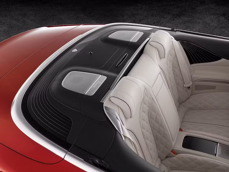 Để khiến chiếc xe trở nên đẳng cấp hơn so với những phiên bản S-Class mui trần khác, Mercedes đã thiết kế lại phần nắp che mui phía sau xe bằng gỗ quý, kèm theo dàn âm thanh Burmester high-end 3D với 24 loa có tổng công suất 1520W và những logo Maybach ở nhiều vị trí bên trong cabin.