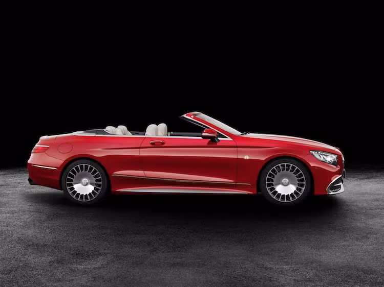 Ở hai bên thân xe, Maybach S650 gần như y hệt những chiếc S-Class Cabriolet khác, ngoại trừ 3 điểm khác biệt là logo chữ M kép của Maybach trên vè trước, đường nẹp chrome chạy xéo thân xe và bộ mâm đúc với bề mặt kim loại đánh bóng hình cánh tuốc-bin đẹp mắt.