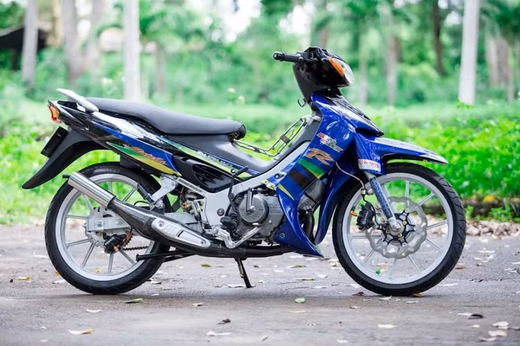 Còn được bán với tên gọi Suzuki RGX ở thị trường Indonesia, Suzuki Satria 120 thế hệ cuối ở Indonesia - hay còn được dân chơi Việt gọi là Suzuki Satria 2006 là "dấu chấm hết" cho dòng xe " Su xì po" huyền thoại một thời.