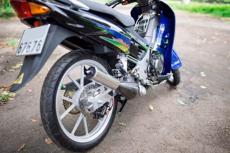 Ở phía sau, chiếc Satria 2006 cũng có heo Brembo và đĩa Galfer. Tuy nhiên chưa dừng lại ở đó, chủ xe còn nâng cấp cả phuộc sau Racing Boy và cặp lốp Michelin Pilot Sporty cho chiếc xe. Cây pô phía sau của xe đã được lấy từ mẫu hyper underbone 2 kỳ Suzuki Stinger 120; đây là một chi tiết mà chỉ có những người đam mê dòng "Su xì-po" mới có thể nhận ra.