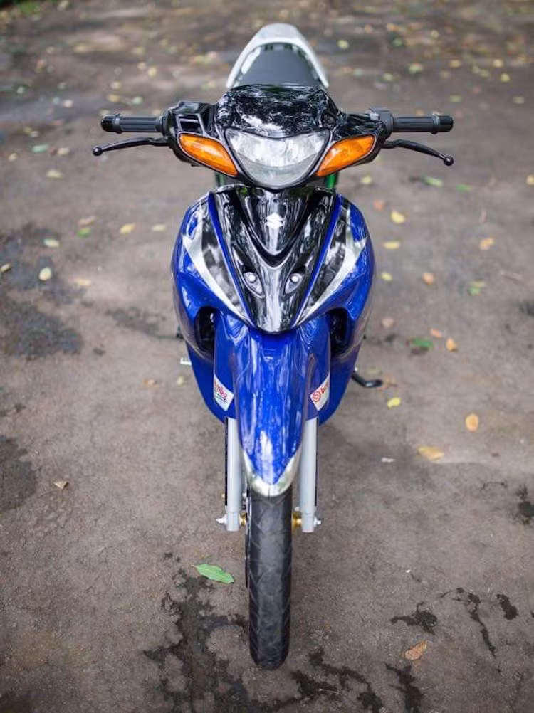 Có số lượng ít hơn rất nhiều so với các dòng "xì-po" cũ hơn như RG Sports 110, RGV 120... Satria 2006 nổi bật với kiểu dáng hấp dẫn hơn hẳn. Chính vì vậy, nhiều người chơi xe đã chỉ dọn lại Satria 2006 theo phong cách kiểng với những đồ chơi nổi bật và giữ nguyên kiểu dáng xe, tương tự như chiếc xe của biker Đồng Nai trong bài viết này.