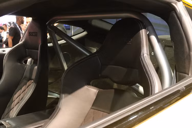 Ở bên trong nội thất, sự tiện nghi và sang trọng của LC500 nguyên bản đã bị giảm đi, trong khi tính thể thao được tăng lên khi chiếc xe đã có bộ khung thép ống bảo vệ của hãng Evasive cùng cặp ghế đua khung bằng sợi carbon của Sparco.