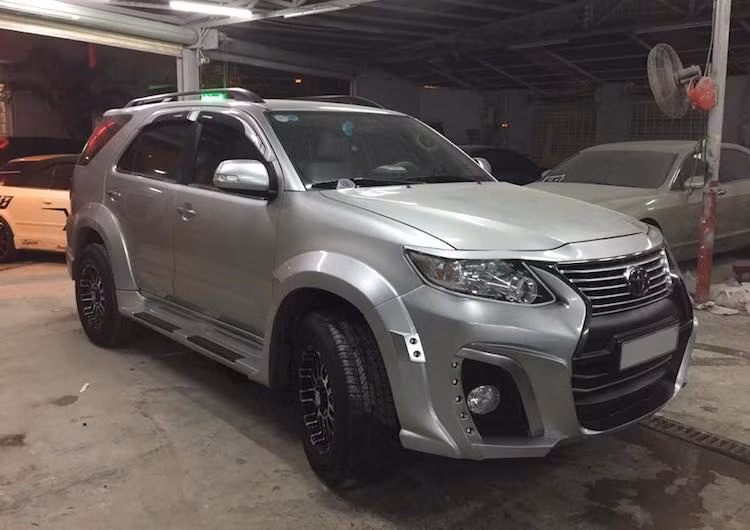 Cũng lấy cảm hứng từ Lexus, một chủ xe Fortuner đã "nhờ cậy" xưởng độ bodykit Phi Long tại Sài Gòn để "lột xác" chiếc xe của mình với bộ bodykit mới, với điểm nhấn đặc biệt là phần đầu theo phong cách chiếc SUV hạng sang Lexus LX570.