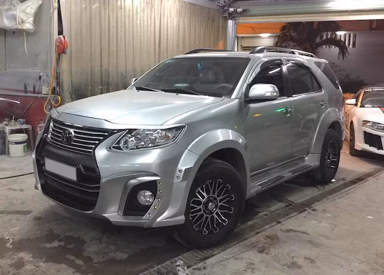 Thế hệ Fortuner mới nhất đã được Toyota ra mắt vào năm ngoái với thiết kế hấp dẫn, vốn mang sẵn "hơi hướng" của xe sang Lexus. Tuy nhiên tại Việt Nam, Fortuner mới hiện chưa có mặt chính thức, chính vì vậy một số người dùng Toyota Fortuner đời cũ đã tìm cách để "làm mới" lại chiếc xe của mình.
