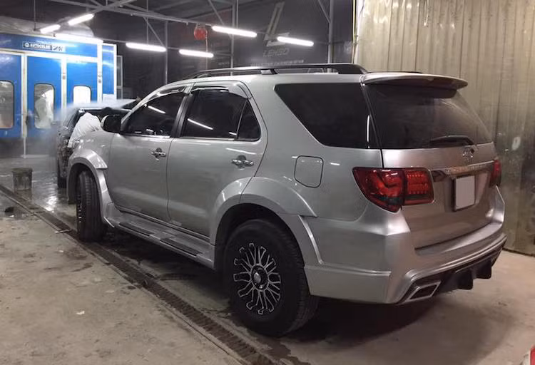 Ở phía sau, cụm đèn hậu nguyên bản của xe đã được nâng cấp lên đèn LED hiện đại hơn. Trong khi đó, cản sau trên Fortuner cũng đã được xưởng độ sửa đổi lại theo phong cách thể thao với những cánh khuếch tán gió "giả" và cặp chụp ống xả hình tứ giác.