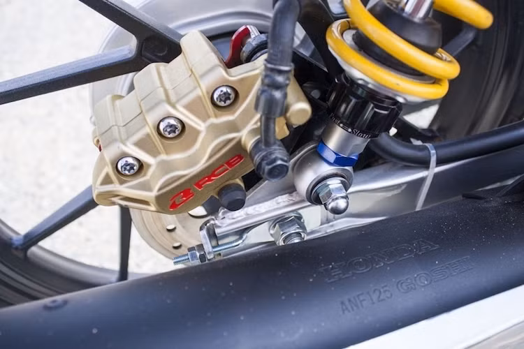 Tương tự như phanh trước, phanh sau của xe cũng đã được nâng cấp với heo Racing Boy. Bộ lốp Michelin Pilot Street bản mỏng đem tới cho chiếc Future Neo này khả năng bám đường tốt hơn, cùng với vẻ ngoài tương tự những chiếc xe đua drag.