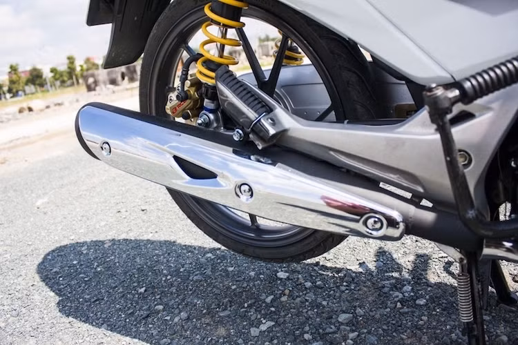 Ở phía sau, cặp phuộc đồ chơi có khả năng điều chỉnh với lò xo màu vàng tạo điểm nhấn cho chiếc xe. Cây pô nguyên bản của Future Neo đã được móc lại để cho tiếng nổ ấm hơn.