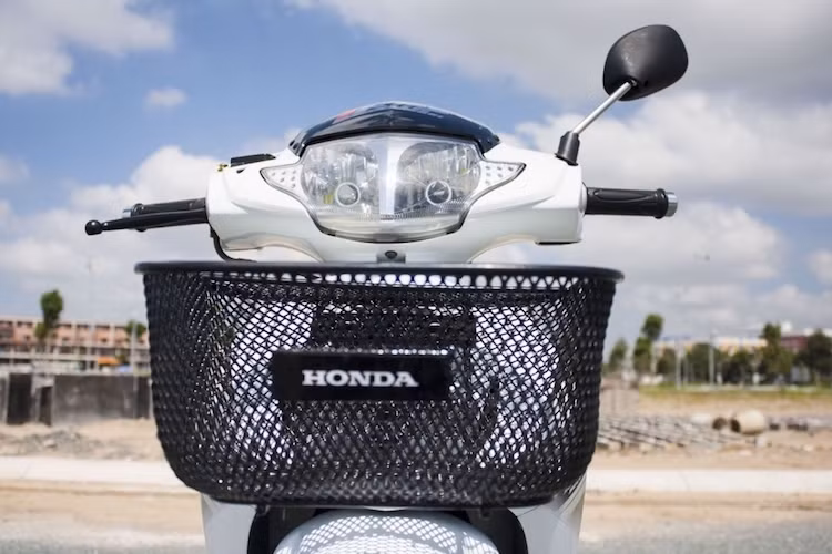 Ở phía trước, phần đầu xe của Future 125 đã được thay chóa đèn pha của phiên bản Wave 125i Thái Lan, với điểm khác biệt là cụm đèn pha tách làm đôi. Xe được lắp giỏ như những chiếc Wave 125i "full option" ở Thái.