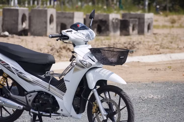 Từ chiếc Honda Future Neo đời 2008, biker tại Việt Nam đã "lột xác" chiếc xe thành phiên bản Wave 125i bán tại Thái Lan, đồng thời trang bị cho xe một số đồ chơi theo phong cách kiểng.