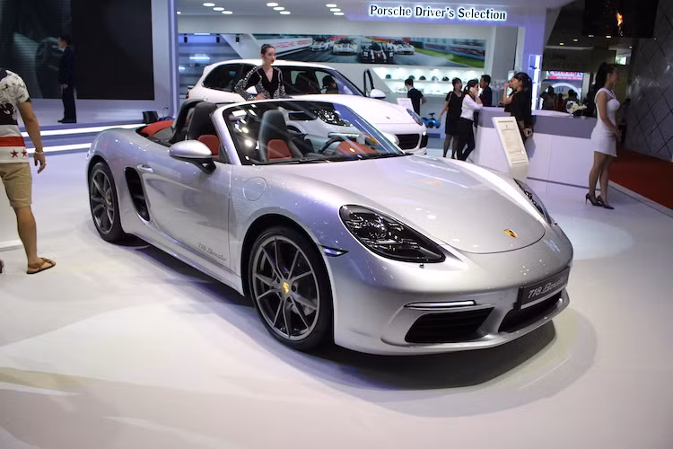 Ra mắt lần đầu từ năm 1996, Boxster là dòng xe thể thao giá rẻ nhất tới từ hãng siêu xe nổi tiếng Porsche. Tính tới nay, chiếc xe đã trải qua tổng cộng 3 thế hệ. Thế hệ thứ 3 của dòng xe được ra đời vào năm 2012 và kể từ sau đợt facelift lớn tại triển lãm Detroit đầu năm nay, chiếc xe đã chính thức được đổi tên thành Porsche 718 Boxster.