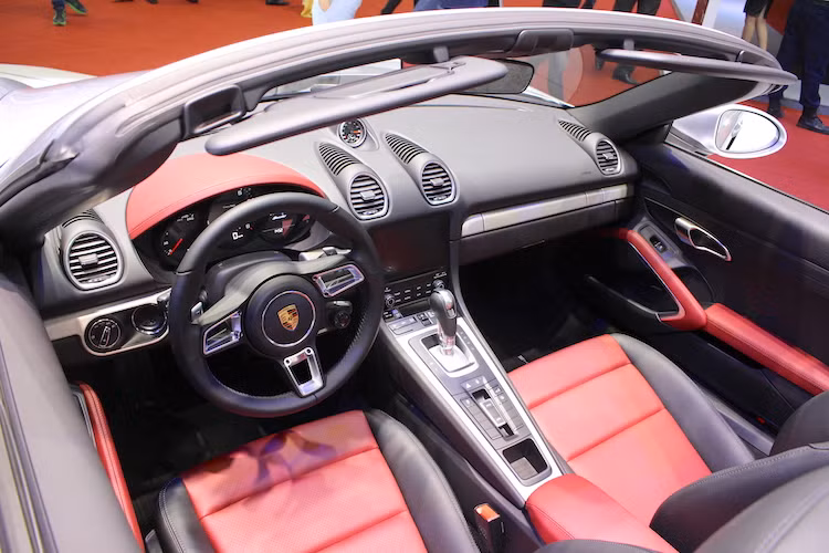 Bên trong nội thất, chiếc xe có những cửa gió điều hòa với thiết kế mới, cùng với vô-lăng tương tự như siêu xe Porsche 918 Spyder.