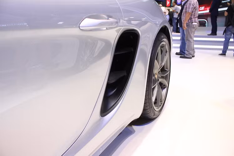 Thay đổi lớn nhất của 718 Spyder là động cơ của xe. Trong đó, phiên bản cơ bản lần đầu tiên được trang bị động cơ 4 xi-lanh nằm ngang 2.0l tăng áp (296 mã lực/380 Nm) - lớn hơn tới 35 mã lực/100 Nm so với động cơ 2.7l 6 xi-lanh cũ.